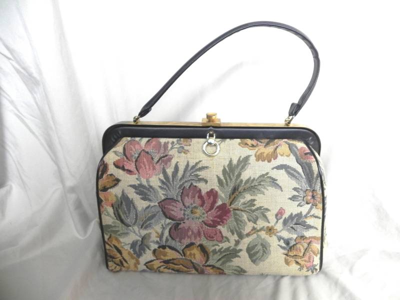 Beige Floral Gobelin Geldbörse Handtasche Rugbag Mit Malvenfarbenen Und Goldenen Blumen Grünen Blättern Beige Floral Gobelin Geldbörse Handtasche Rugbag Mit Malvenfarbenen Und Goldenen Blumen Grünen Blättern von AnnaMaesAttic
