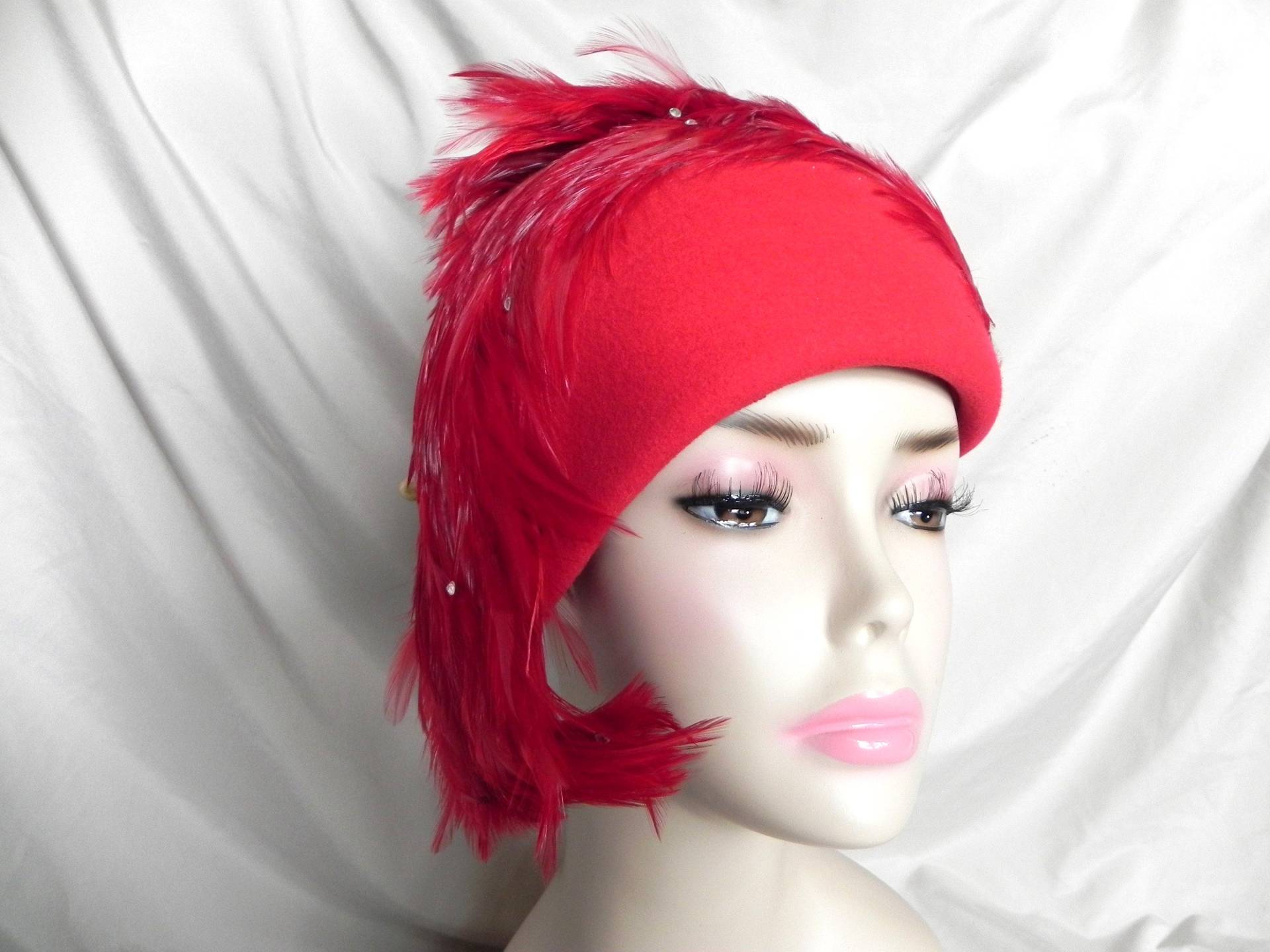 Roter Jack Mcconnell Wollfilz Und Rote Gefiederte Kleid Hut Formelle Cloche Derby Sammlerstücke von AnnaMaesAttic