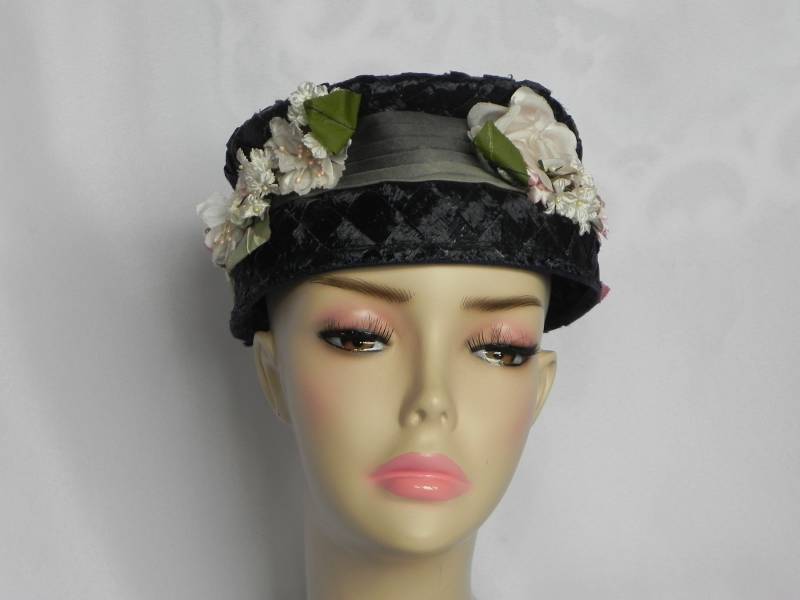 Schwarz/Dunkelblauer Stroh Hut Mit Blumen Muster von AnnaMaesAttic