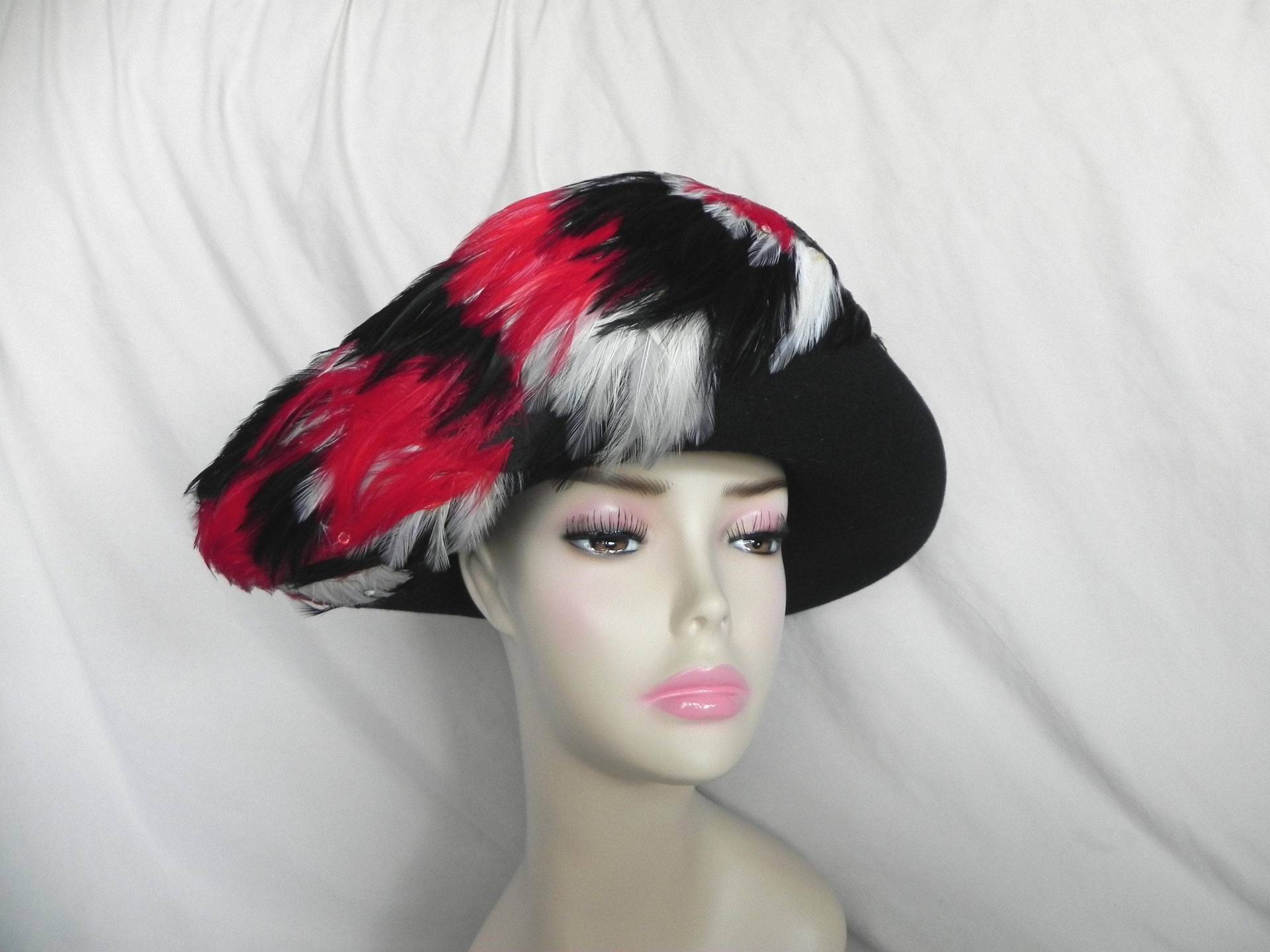 Schwarzer Jack Mcconnell Wollfilz Und Federkleid Hut Derby Formelle Kirchenhut Rot, Weiß, Schwarz Federn Sammlerstück von AnnaMaesAttic