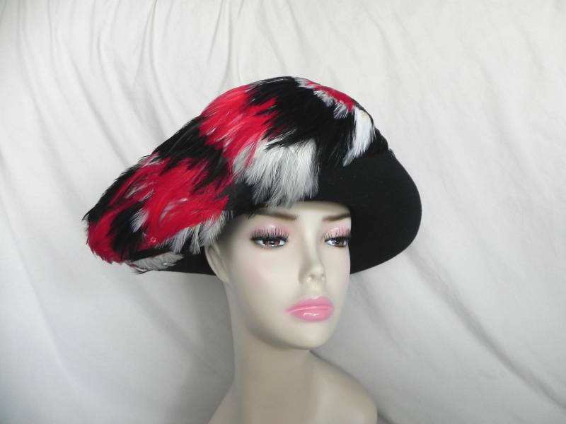 Schwarzer Jack Mcconnell Wollfilz Und Federkleid Hut Derby Formelle Kirchenhut Rot, Weiß, Schwarz Federn Sammlerstück Schwarzer Jack Mcconnell Wollfilz Und Federkleid Hut Derby Formelle Kirchenhut Rot, Weiß, Schwarz Federn Sammlerstück von AnnaMaesAttic