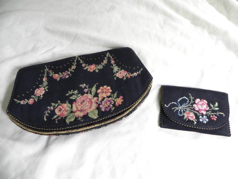 Schwarzer Seiden Kupplung Geldbeutel Abendtasche Handtasche Mit Zierlichen Punkt Blumen Und Passende Münze Schwarzer Seiden Kupplung Geldbeutel Abendtasche Handtasche Mit Zierlichen Punkt Blumen Und Passende Münze von AnnaMaesAttic