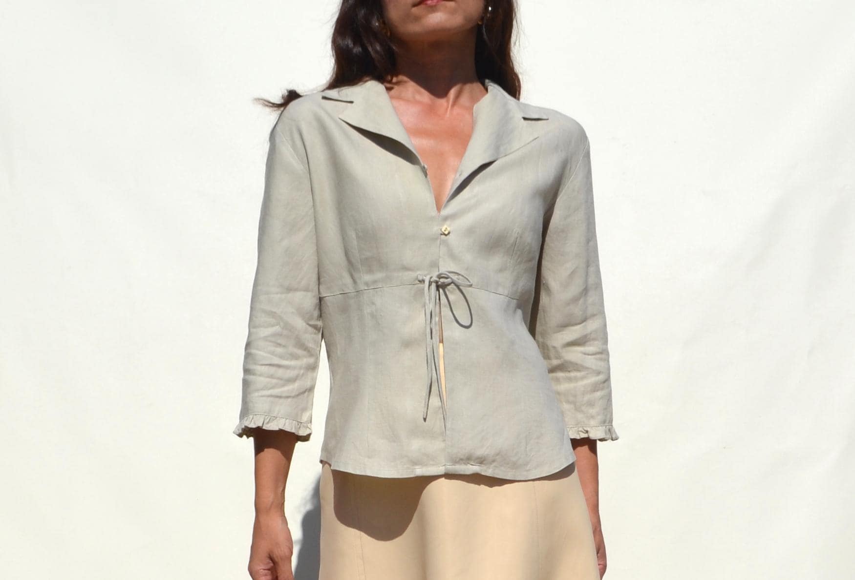 Beige Stein 100% Leinen Minimal Chic 3/4 Ärmel Jacke. Größe I-42 von AnnaOhSailors