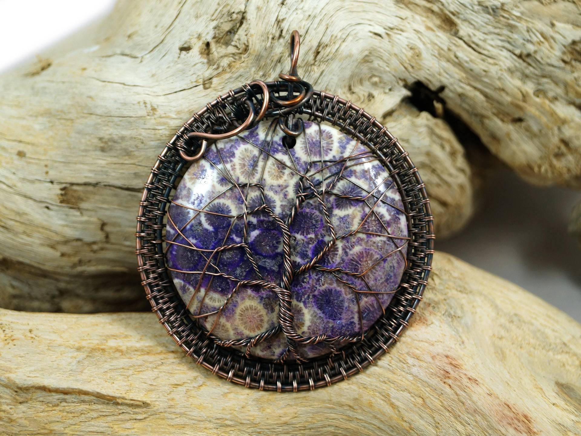 Handgemachter Kupferner Lebensbaum Anhänger Korallen Fossil Amulett von AnnaPdesign