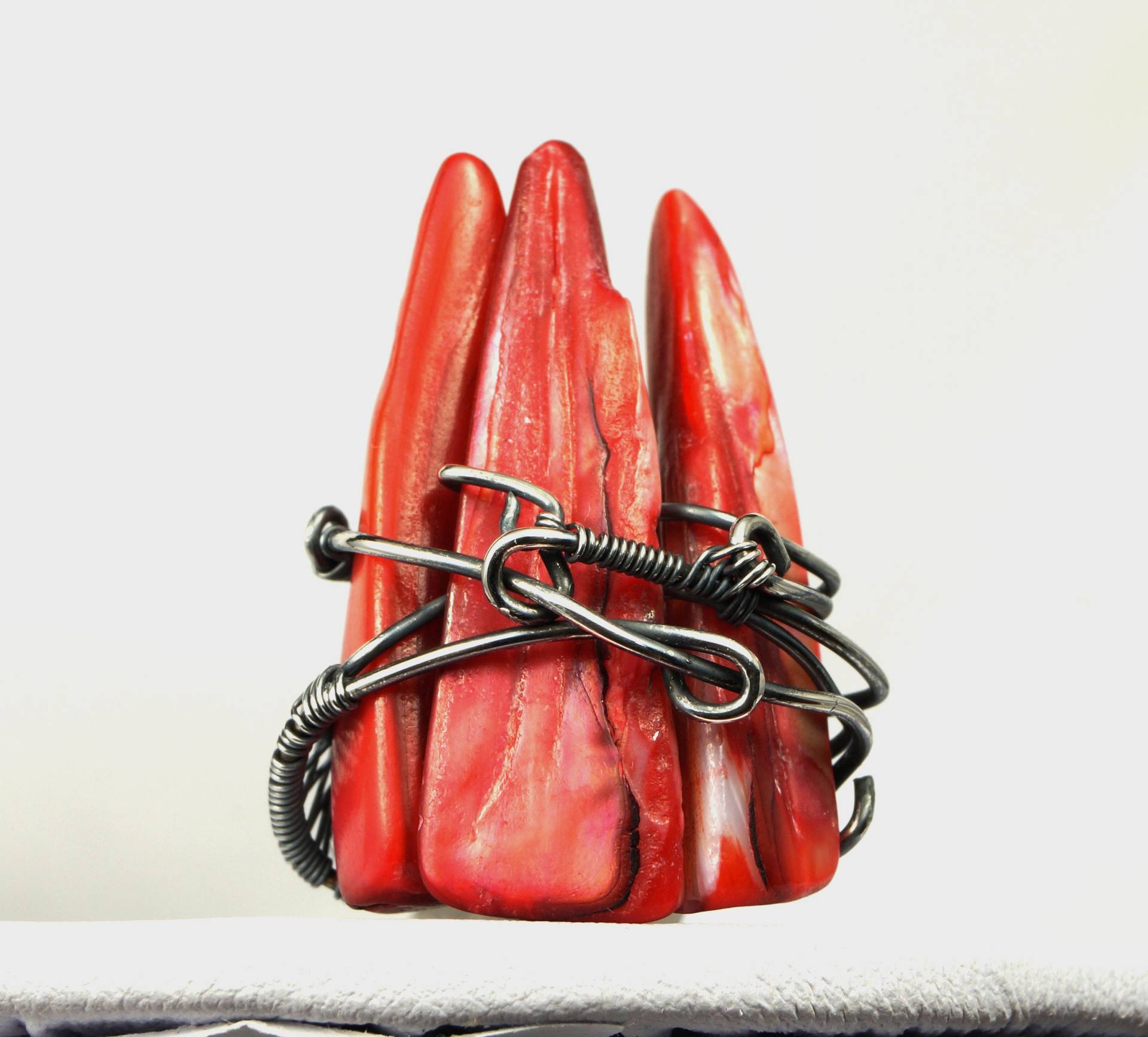 Handgemachter Ring Aus Sterlingsilber "Blutiger Fangzahn' Draht Gewickelt Perlmutt Spikes von AnnaPdesign