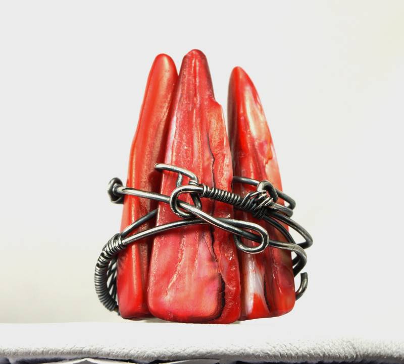 Handgemachter Ring Aus Sterlingsilber "Blutiger Fangzahn' Draht Gewickelt Perlmutt Spikes von AnnaPdesign
