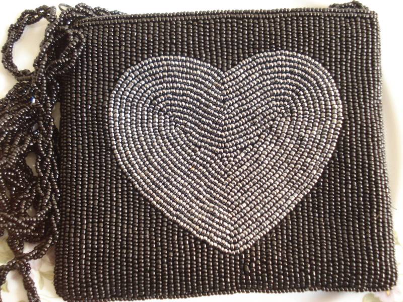 1980Er Vintage Perlen Geldbörse Gestickte Schwarz Und Grau Herz Glas Rechteck Elegante Crossbody Mini Tasche Party Frauen Accessoire von AnnaRecycle