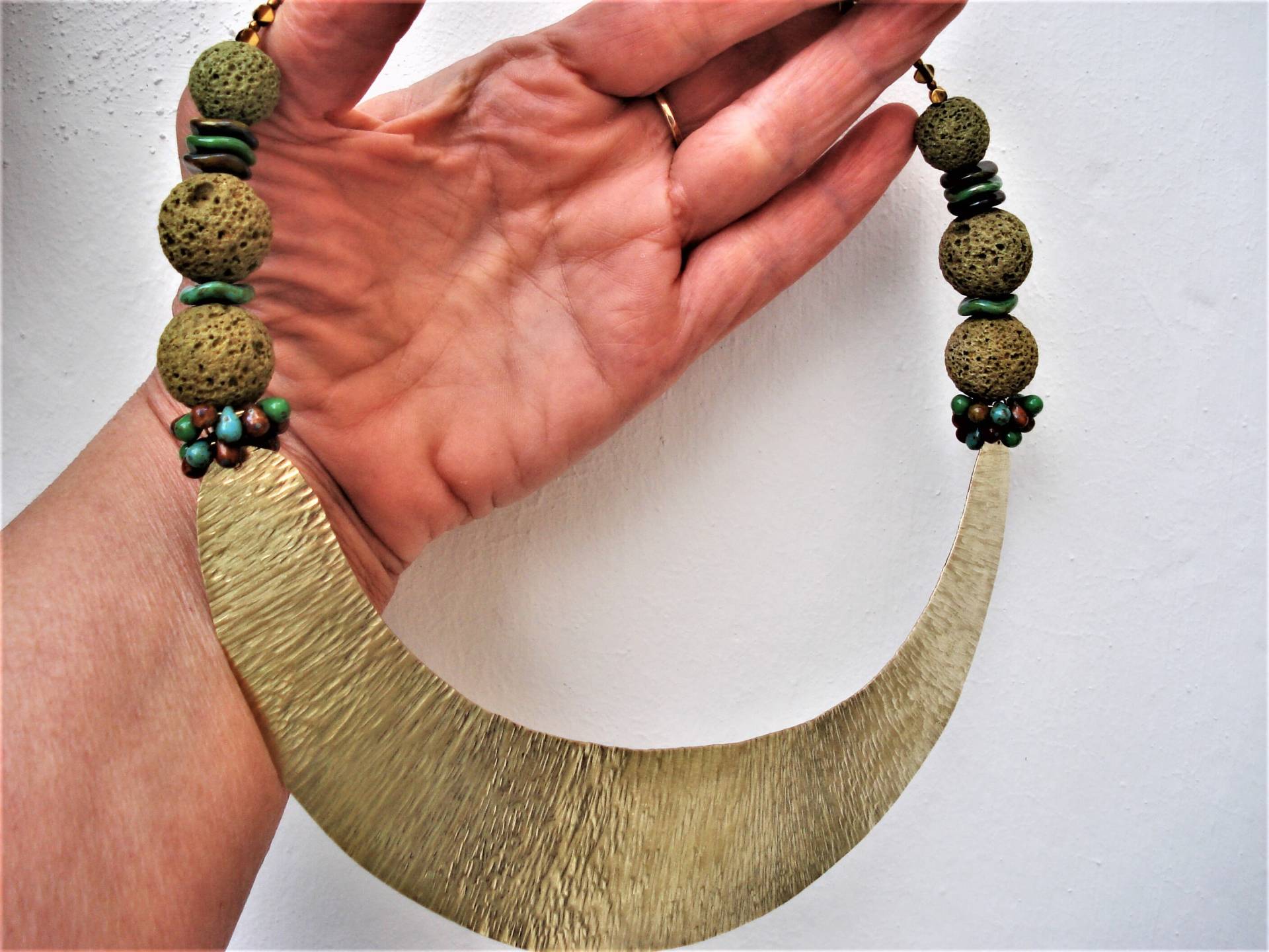 Bronze Gehämmertes Metall Schild Chunky Boho Einzigartige Handgefertigte Bold Halskette Mit Hämatit, Lava Steine Und Bunte Keramikperlen von AnnaRecycle