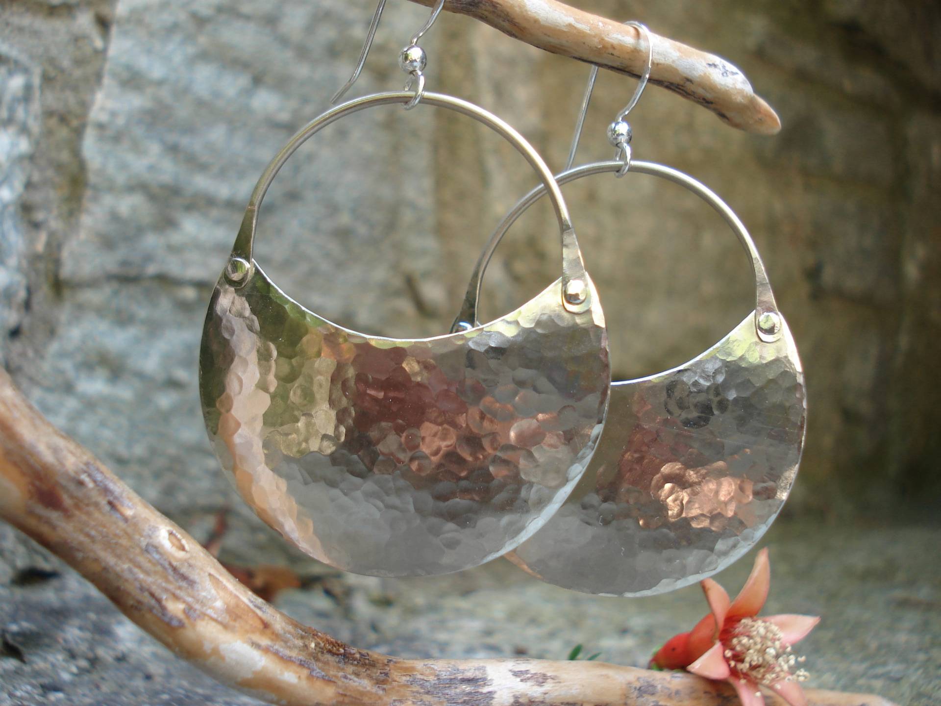 Gehämmerte Sterlingsilber Creolen Crescent Moon Phase Design von AnnaRecycle