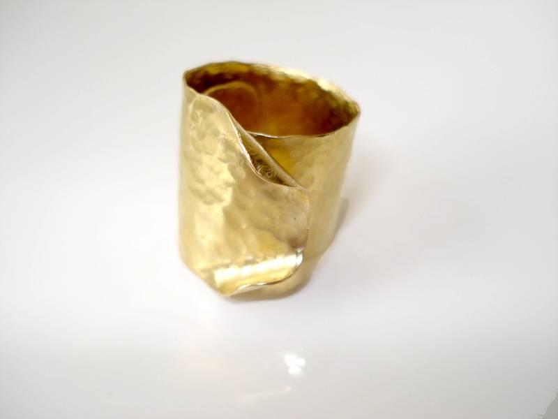 Gehämmertes Messing Breites Band Statement Moderner Manschettenring Zeitgenössisch Einstellbarer Einzigartiger Geschwungener Metallring Minimalist von AnnaRecycle