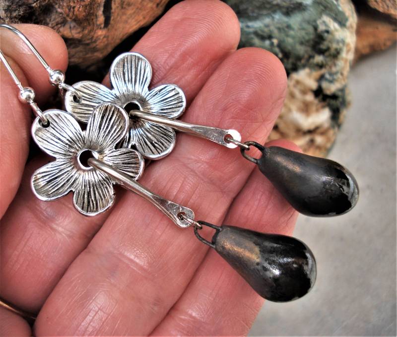 Handgemachte Keramikperlen Blumenohrringen Sterlingsilber-Ohrringe Gehämmert Silber Und Keramik Schwarz Grau Perlen Handwerker Ohrringe von AnnaRecycle