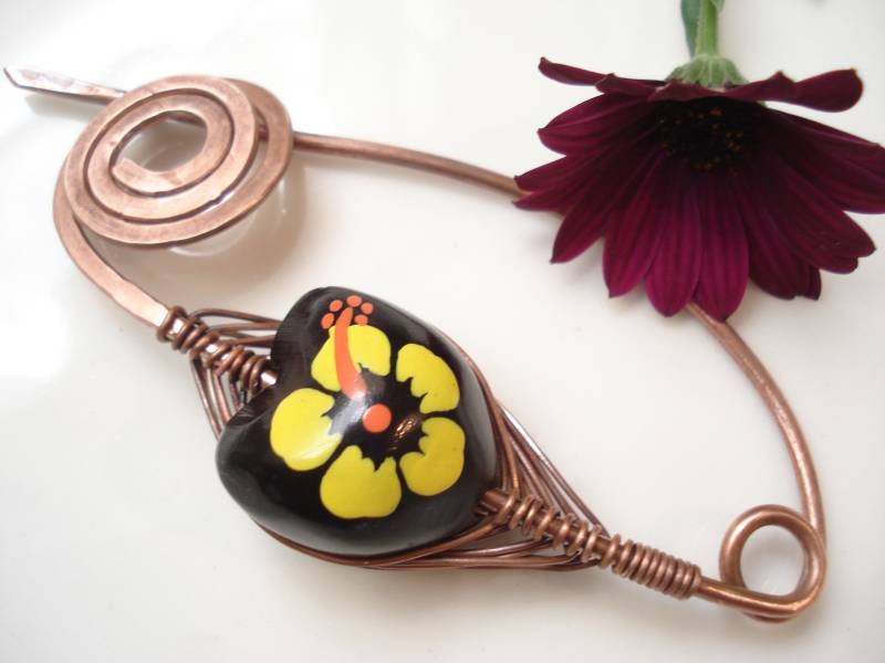 Hibiscus Kukui Schal Gehämmert Kupferdraht Gewickelt Pin Schwarz Gelb Fibelnadel Moderne Haarnadel Handbemalte Brosche von AnnaRecycle