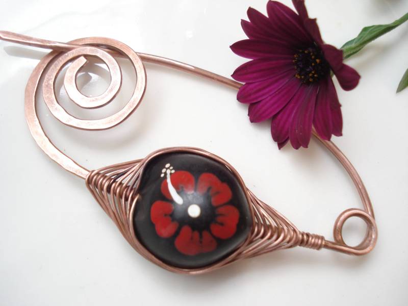 Hibiscus Kukui Schalnadel Gehämmert Kupferdraht Pin Schwarz Rot Fibelnadel Moderne Gewickelt Schal Haarnadel Handbemalte Brosche von AnnaRecycle