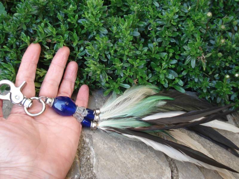 Langer Schlüsselanhänger Taschenanhänger Accessoire Kobaltblau Riesige Murano Glasperlen Und Pfauenfedern Einzigartig Boho Authentisch von AnnaRecycle