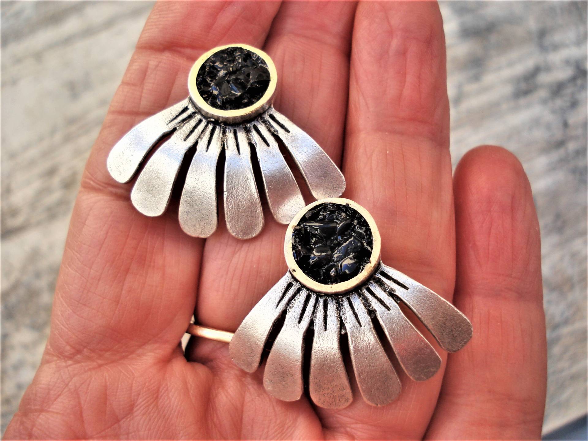 Mixed Metal Kleine Ohrringe Rohe Onyx Steine Blütenohrringe Einzigartige Halbe Blume Push Back Artisa von AnnaRecycle