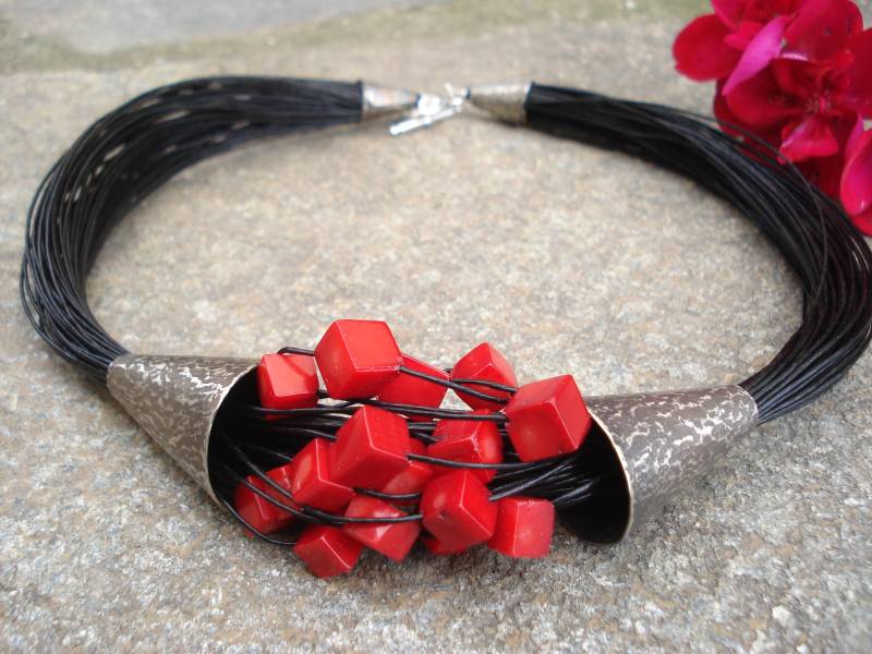 Rote Koralle Würfel-Halskette Oxidiertes Silber, Schwarze Schnur-Erklärung von AnnaRecycle