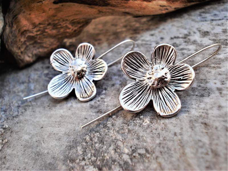 Sterling Silber Blumen Ohrringe Moderne Einzigartige Genietete Metallarbeit Handwerker Kalte Verbindung Minimalist Statement von AnnaRecycle