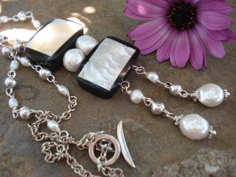 Wire Wrapped Perlen Halskette Perlmutt Einzigartige Anhänger Schwarz Und Weiß Handgefertigte Süßwasserperlen Perlmutt-Halskette von AnnaRecycle