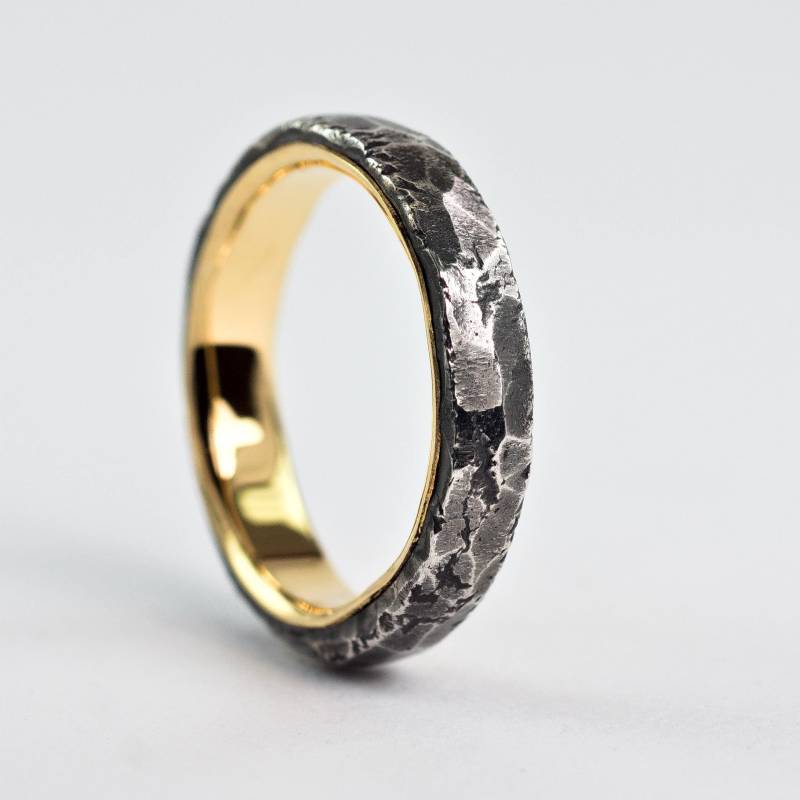 Gehämmerter Rustikaler Ring Mit Goldfutter Für Ihn, Sterling Silber Und 18K Gold Mixed Metals Ehering von AnnaReiJewellery