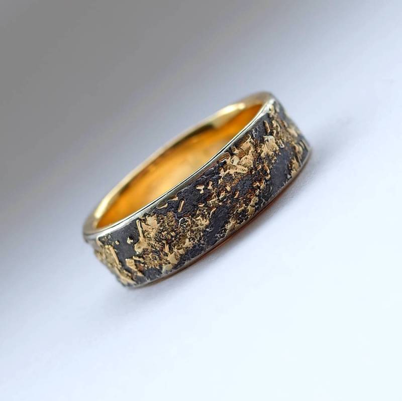 Gold Chaos Mit Futter 6 Mm Breit - Einzigartiger Herrenring Aus 750 Und Oxidiertem Sterlingsilber von AnnaReiJewellery