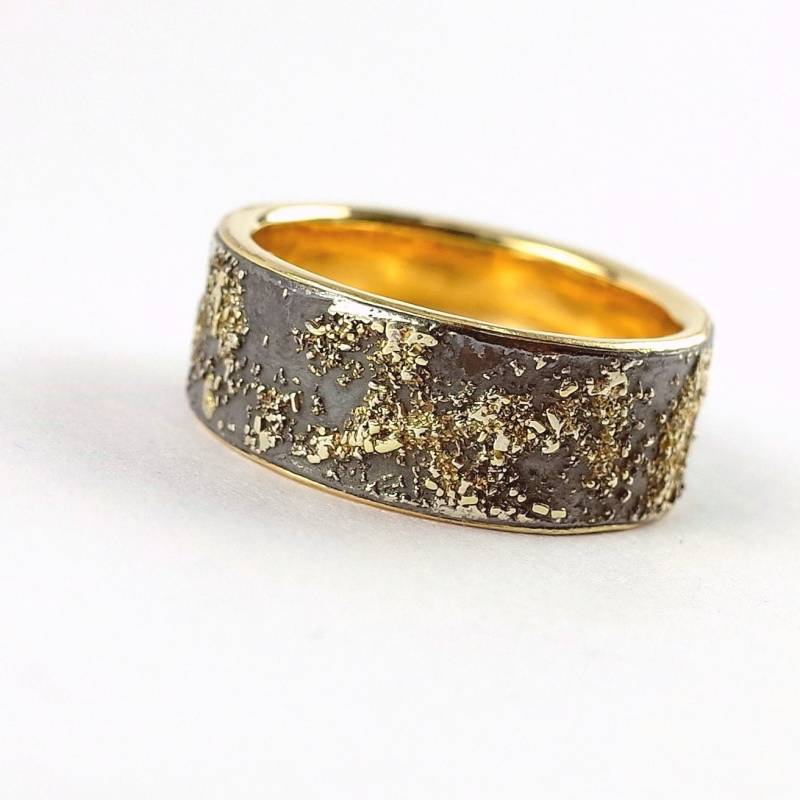 Gold Chaos Mit Futter 8 Mm Breit - Breiter Ehering, 18K Und Oxidiertes Sterling Silber von AnnaReiJewellery