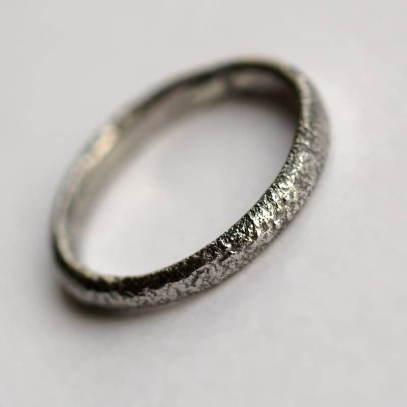 Rustikaler Ehering - Oxidiertes Sterlingsilber Dünner Ring Für Frauen von AnnaReiJewellery