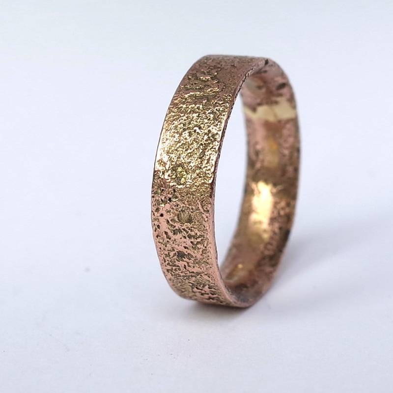 Rustikaler Verlobungsring Für Männer in 9K Rose Gold, 6 Mm Breit von AnnaReiJewellery