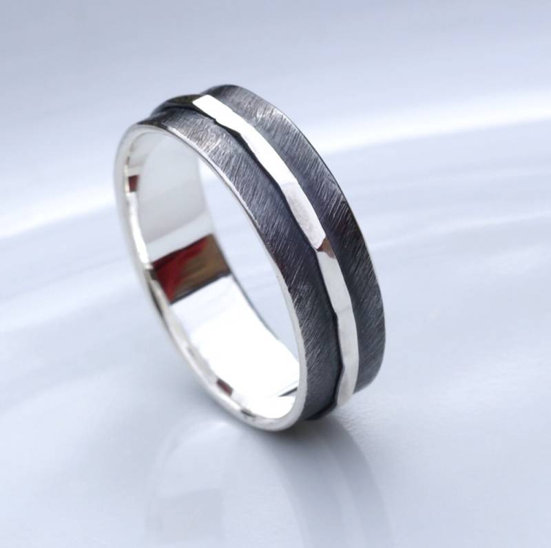 Strukturierter Ring - Oxidiertes Sterlingsilber-Schwarz-Kontrastband, Alternativer Ehering von AnnaReiJewellery