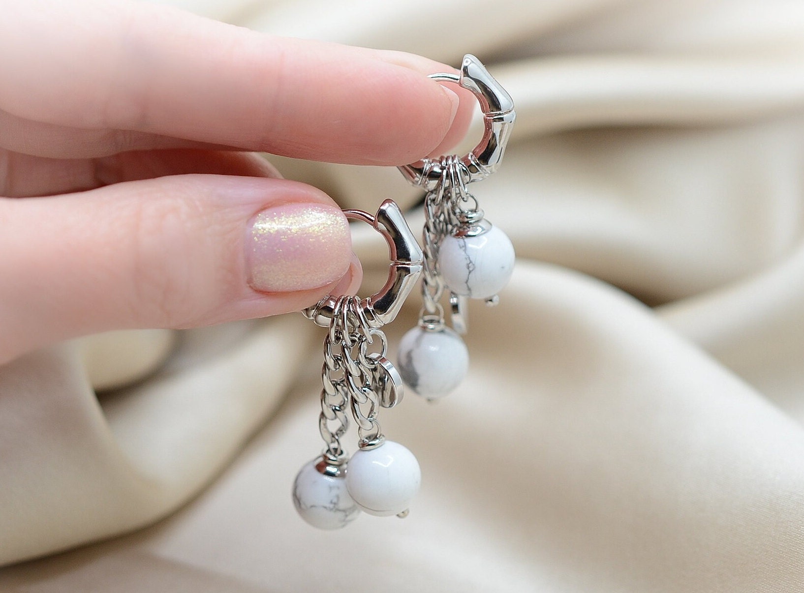 Charmed Creolen in Silber, Weiße Howlith Ohrringe, Chunky Silber Creolen, Huggie Armband Charmed Creolen in Silber, Weiße Howlith Ohrringe, Chunky Silber Creolen, Huggie Armband von AnnaReynaJewelry