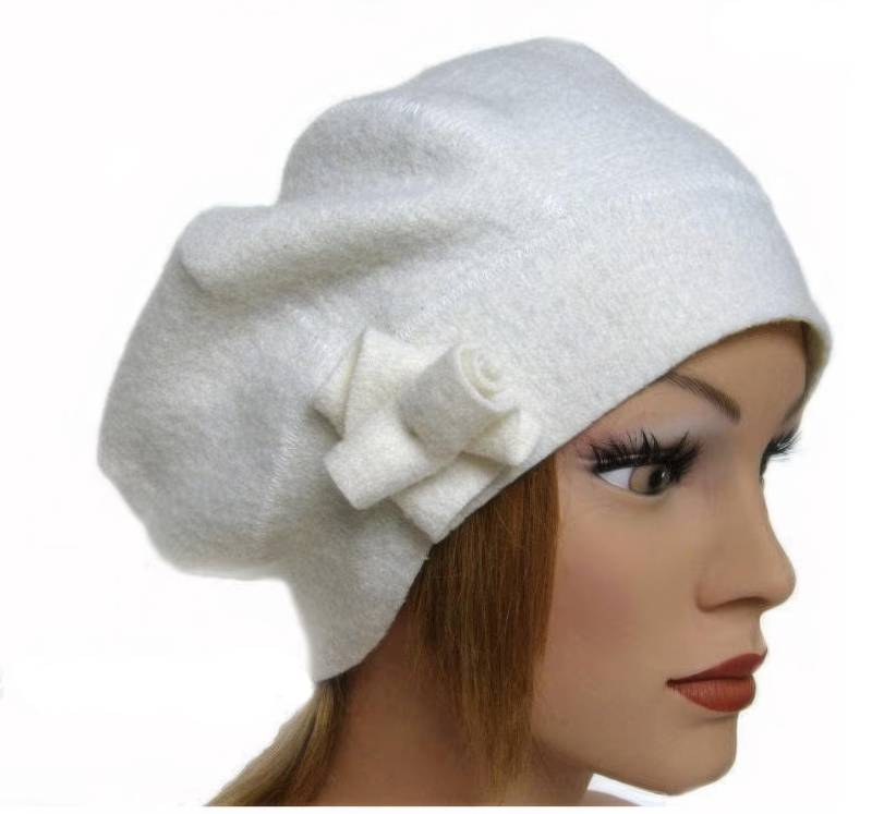 Beanie Mütze Creme Wolle Blume von AnnaRosenschoen