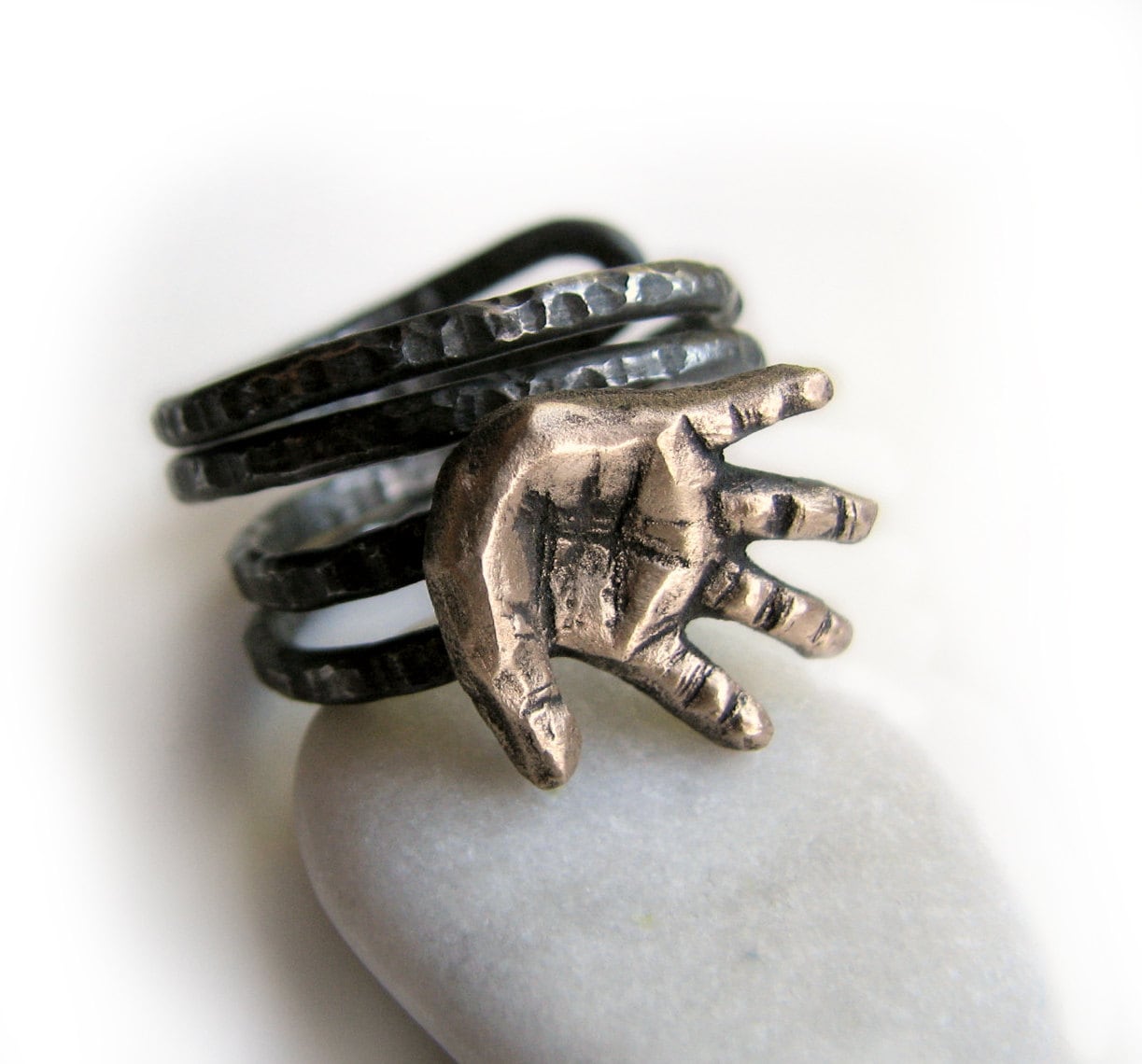 Einzigartige Herren Ring, Hand-Skulptur von AnnaSiivonen