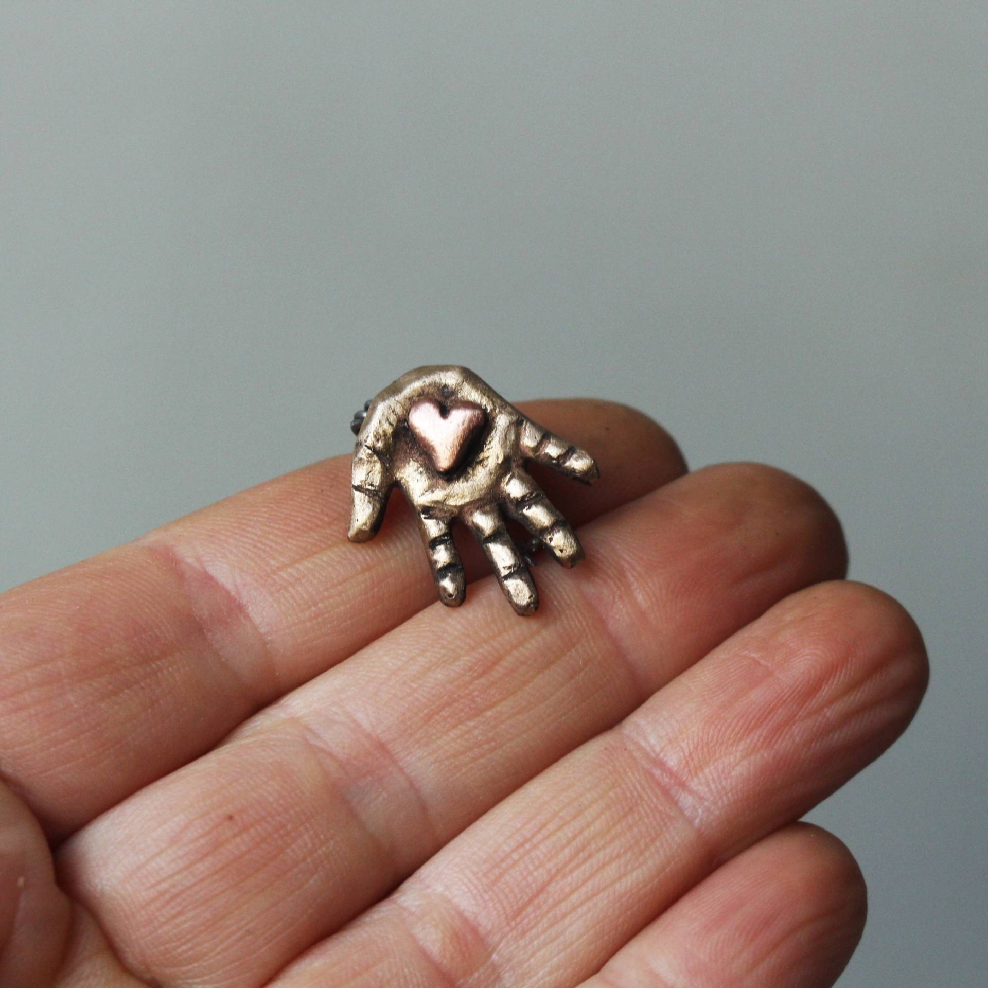 Herz in Hand Brosche Herz in Hand Brosche von AnnaSiivonen