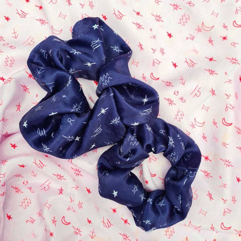 Extragroßes Scrunchie Mit Sternzeichen in Marine Und Pink von AnnaSpurlingDesign