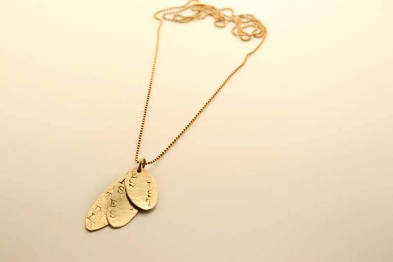 Goldener Anhänger Mit Gravur - Es Ist Was Es Sagt Die Liebe von AnnaSuno