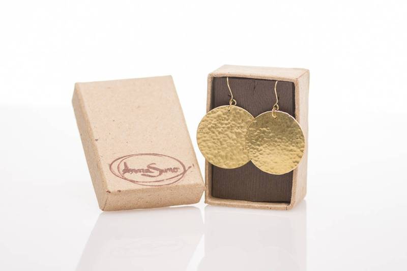 Runde Ohrringe Aus Gehämmertem Messing von AnnaSuno