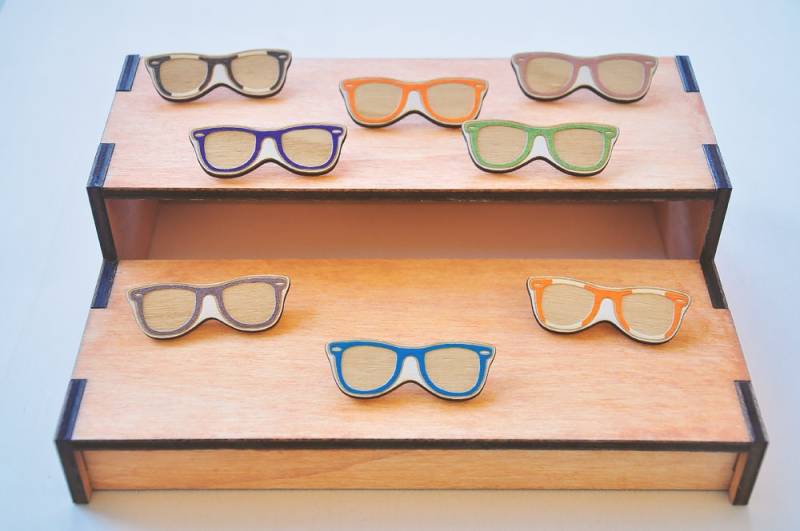 Hölzerne Laser Geschnittene Wayfarer Sonnenbrille Brosche von AnnaUnikArt