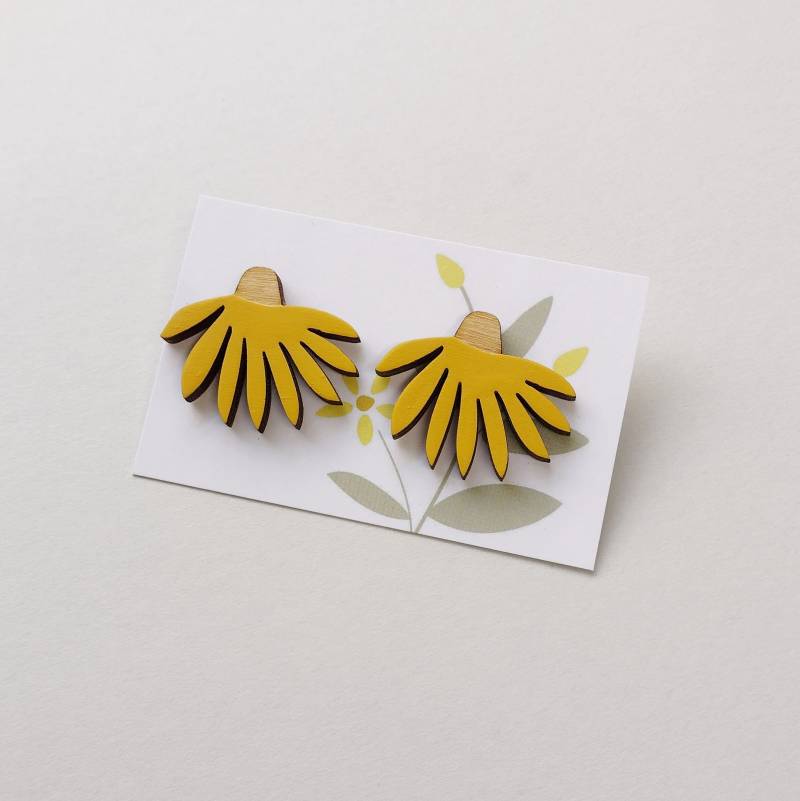 Handbemalte Daisy Holzohrringe Birkensperrholz, Versilbert von AnnaWiscombe