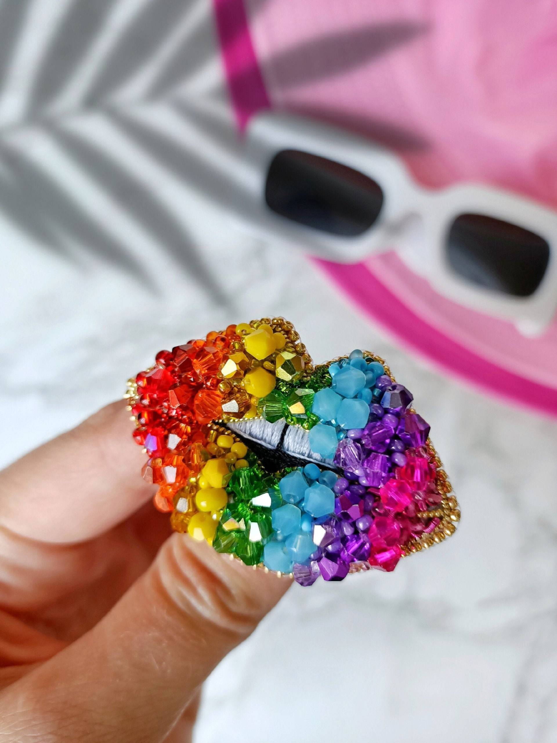Regenbogen Lippen Pride Pin, Trans Schmuck, Kunst Glas Brosche Regenbogen Lippen Pride Pin, Trans Schmuck, Kunst Glas Brosche von AnnabelleAccessorise