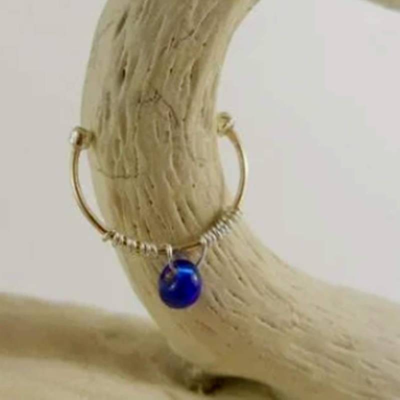 Gefälschte Septum Ring, 14K Gold Filled Faux Ring Mit Blauem Akzent, Fake Nasenring, Körperschmuck von AnnabellesNoseRings