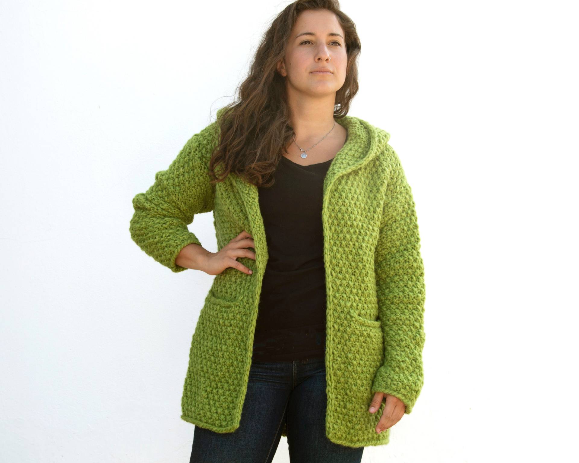 Apfelgrüne Wolljacke Mit Kapuze Und Taschen, Handgestrickt Aus Weichem Alpaca/Wolle Garn, Größe S Apfelgrüne Wolljacke Mit Kapuze Und Taschen, Handgestrickt Aus Weichem Alpaca/Wolle Garn, Größe S von AnnadieGrosse