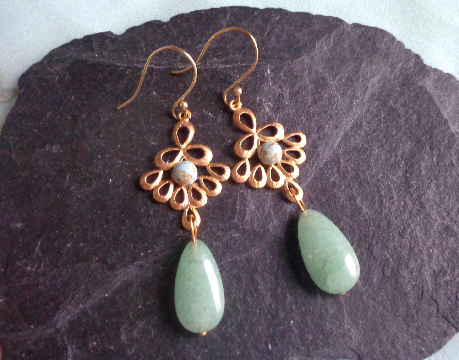 Aventurin Tropfen Ohrringe Vergoldete Ohrhänger Romantisch Eleganter Ohrschmuck von AnnaleasFinest