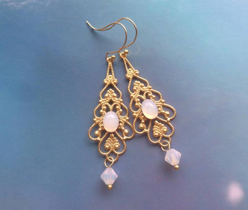 Filigrane Ohrhänger Weißer Opal Vergoldet Barock Romantisch Eleganter Ohrschmuck von AnnaleasFinest
