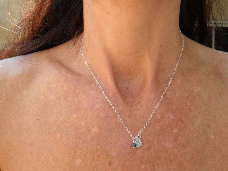 Blaue Saphir Hamsa Halskette, Gold Silber 14 K Gold Gefüllt, Glück Blaue Halskette von AnnalisJewelry
