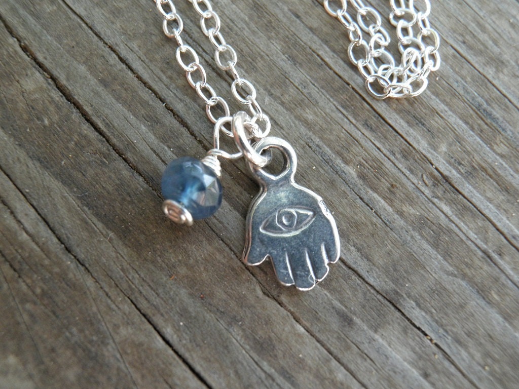 Hamsa Halskette, Gold Blau Saphir Silber 14 K Gold Gefüllt, Glück Blaue Halskette von AnnalisJewelry