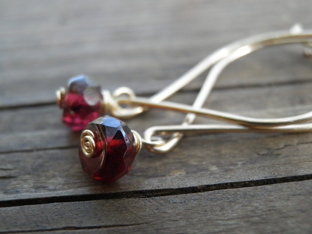 Januar Geburtsstein, 14K Solid Gold Granat Ohrringe, Minimalist Baumeln Rot Schmuck, Tiefrot 14K Filled, Geschenk von AnnalisJewelry