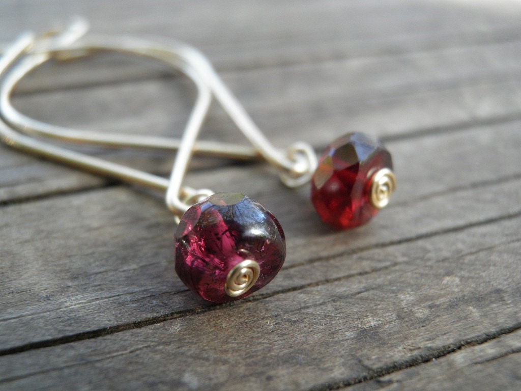 Januar Geburtsstein, Gold Granat Ohrringe, Minimalist Baumeln, Roter Schmuck, Grobe Geschnittene Tiefrote 14K Gefüllt, Geschenk, Wintermode von AnnalisJewelry