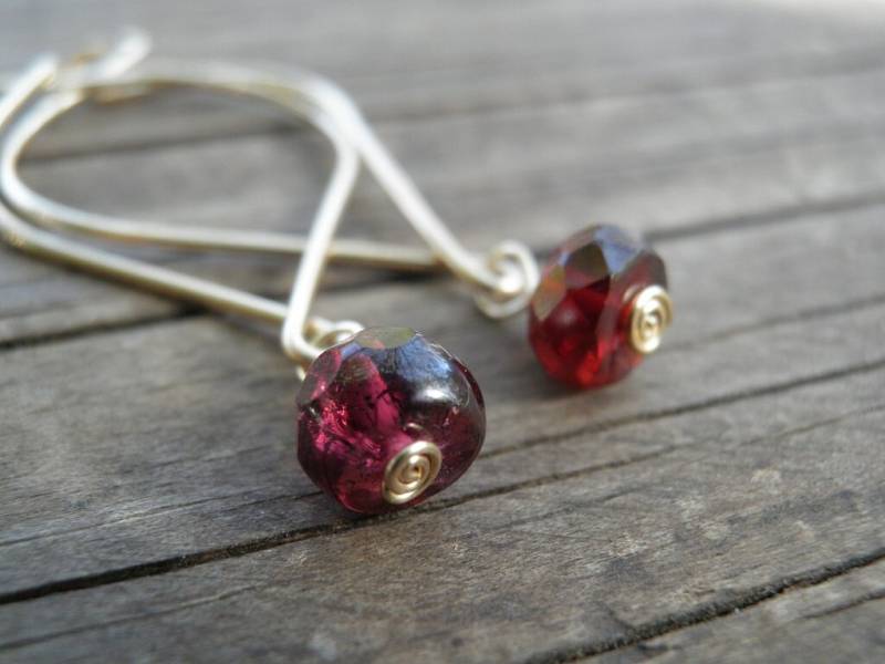 Januar Geburtsstein, Gold Granat Ohrringe, Minimalist Baumeln, Roter Schmuck, Grobe Geschnittene Tiefrote 14K Gefüllt, Geschenk, Wintermode von AnnalisJewelry