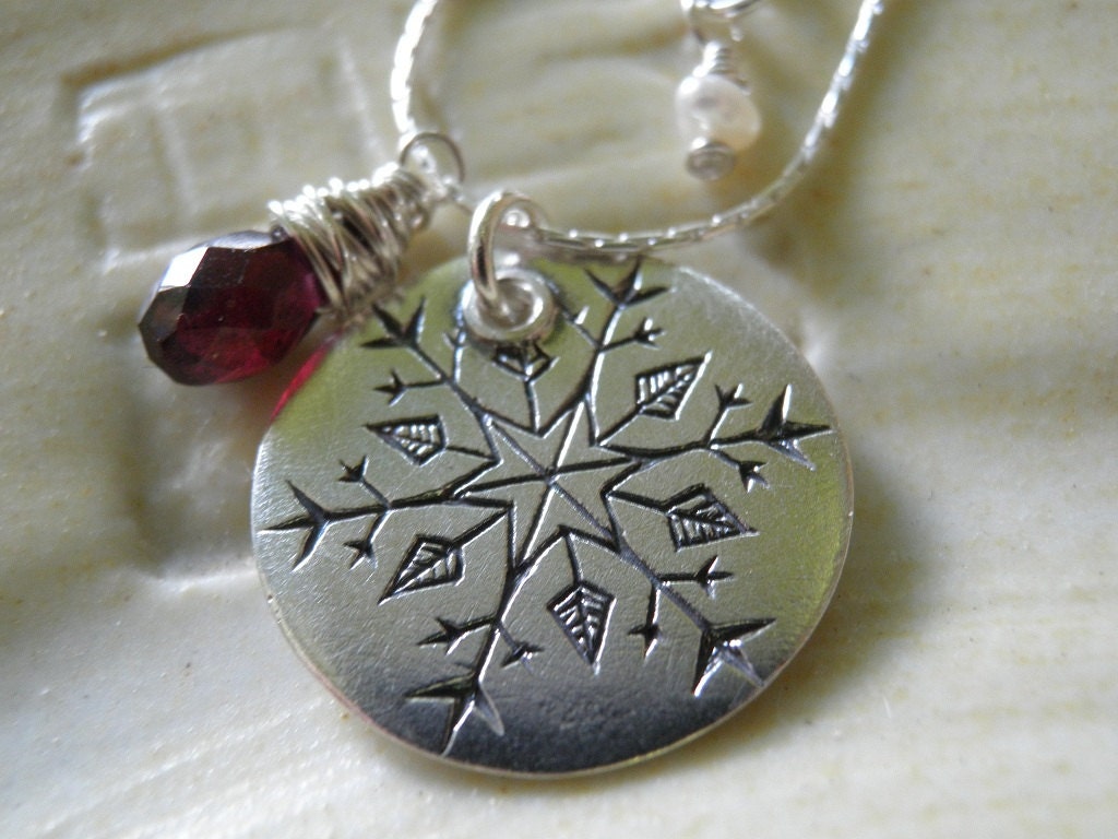 Januar Geburtstag, Schneeflocke Schmuck Granat Birthstone, Silber Halskette, Geätzter Anhänger, Winter Urlaub Verkauf von AnnalisJewelry