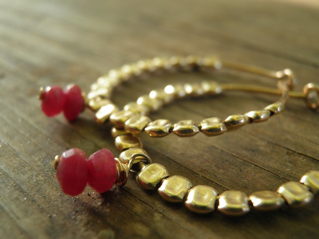 Juli Geburtsstein, Rubin Schmuck, Braut Ohrringe, Gold Creolen, Filled Hoop Hoops Schmuck Für Den Alltag von AnnalisJewelry