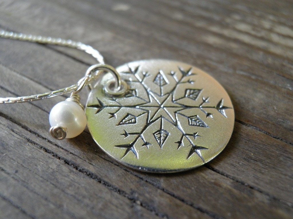 Juni Geburtsstein, Schneeflocke Schmuck, Silber Halskette, Süßwasser Perlen Geätzter Carm Anhänger, Minimal von AnnalisJewelry